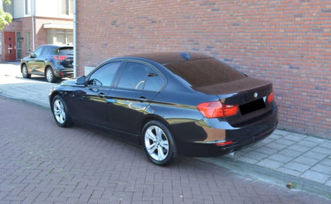 Zwarte BMW 3-serie met getinte ramen, getint door Tint Baron