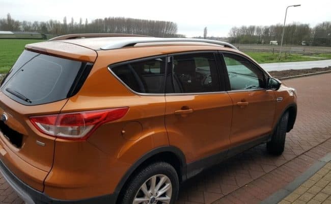 Oranje Ford Kuga met getinte ramen