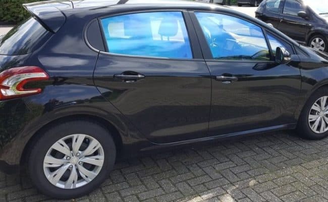 Zwarte Peugeot 208 met getinte achterruiten